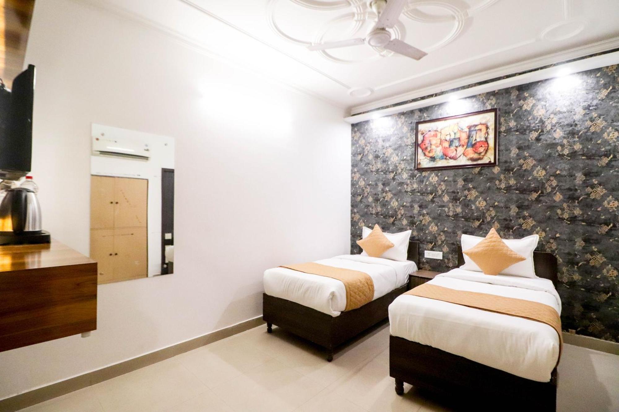 Hotel Vvs Near Delhi Airport Nuova Delhi Esterno foto