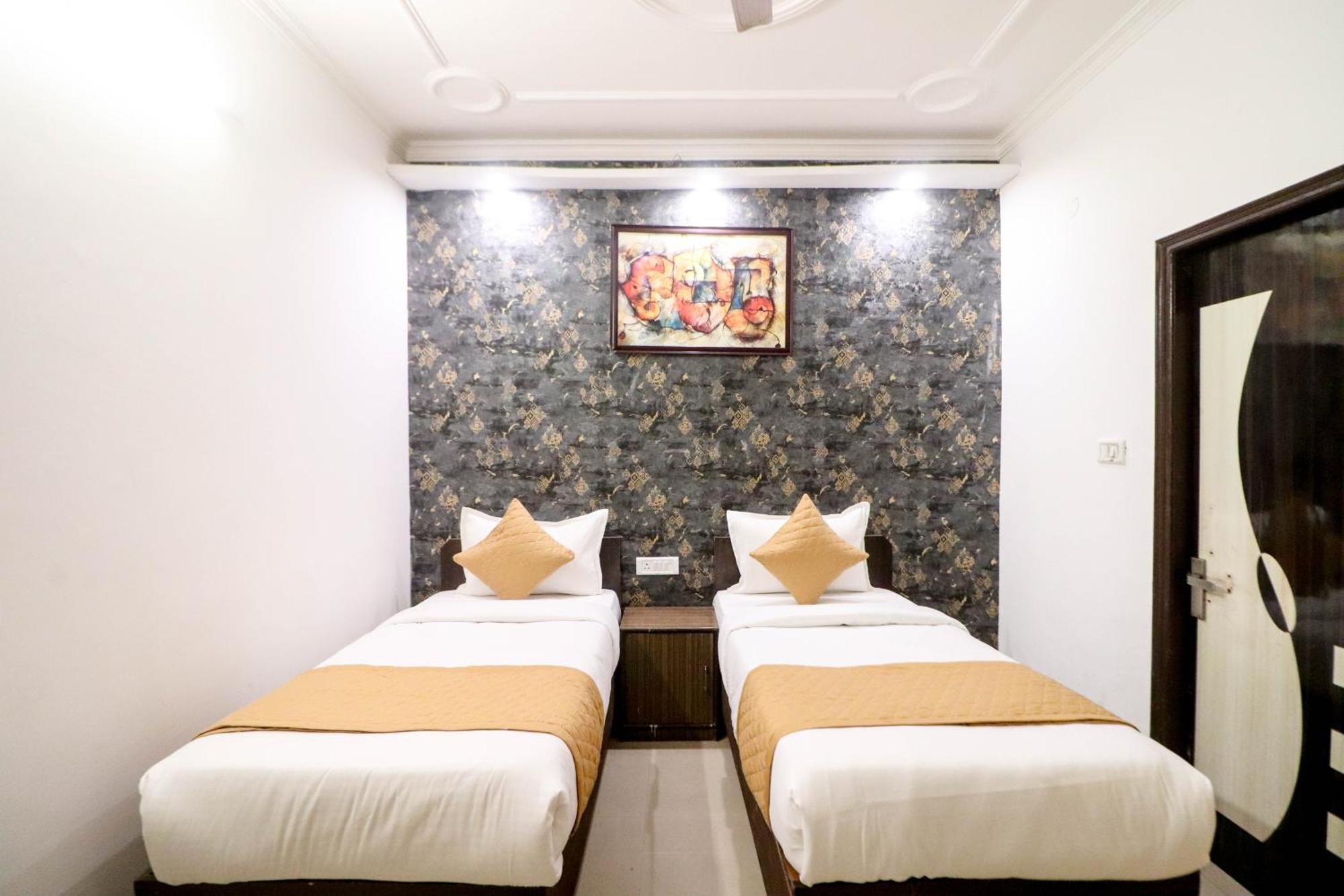 Hotel Vvs Near Delhi Airport Nuova Delhi Esterno foto