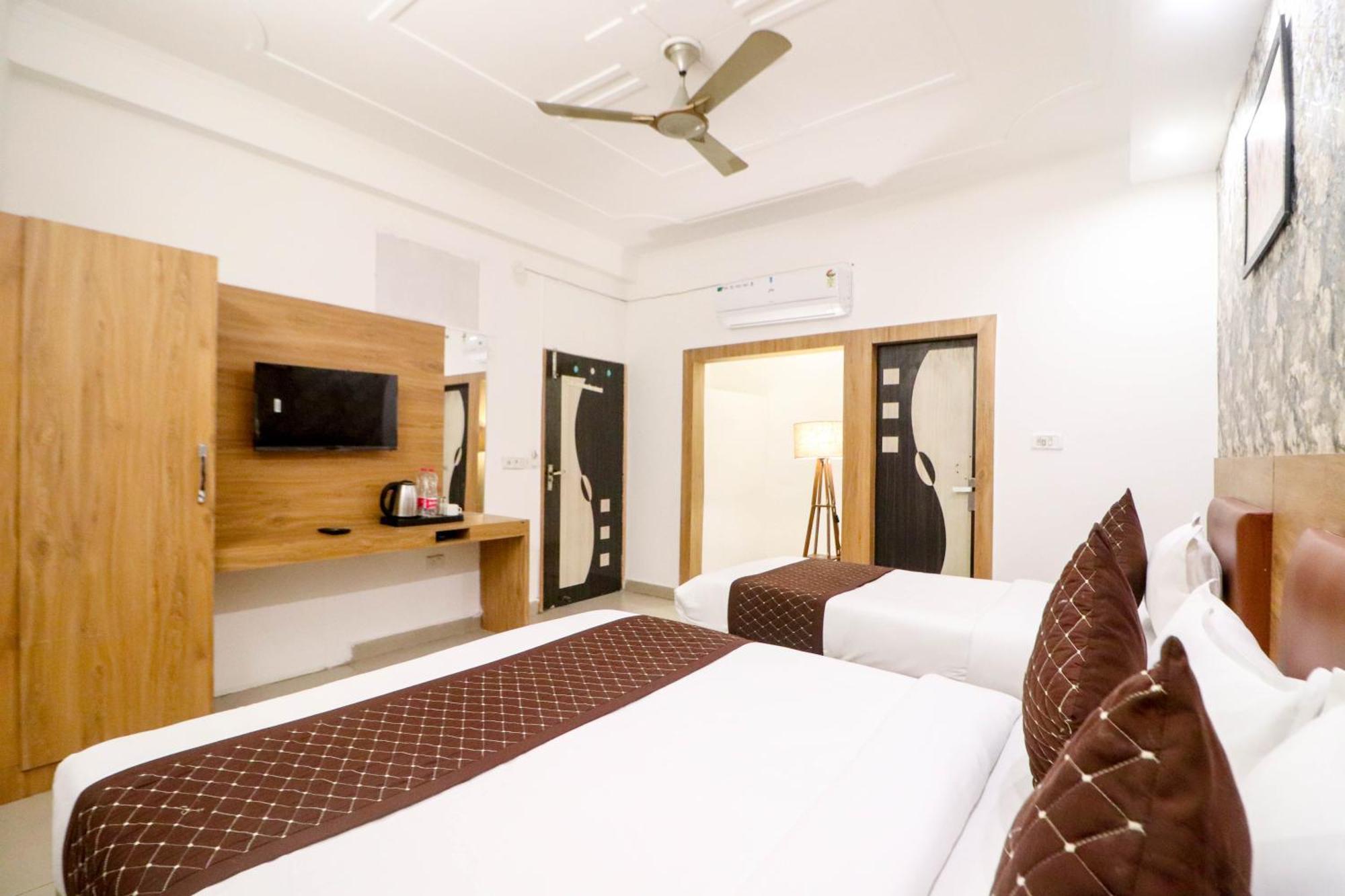 Hotel Vvs Near Delhi Airport Nuova Delhi Esterno foto