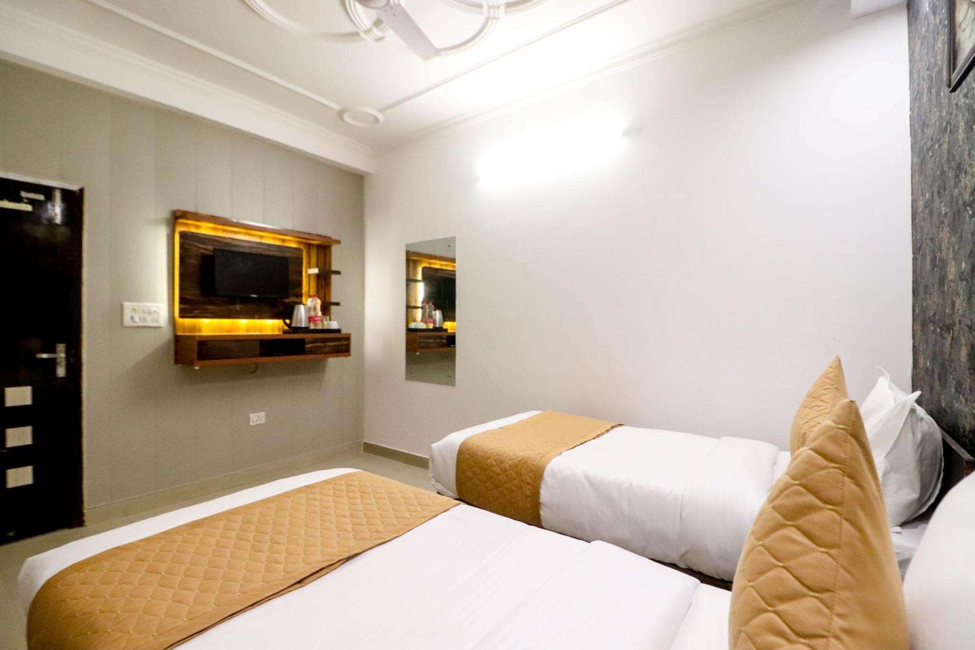 Hotel Vvs Near Delhi Airport Nuova Delhi Esterno foto
