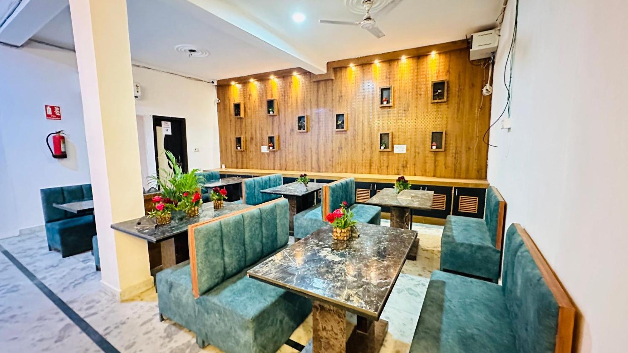 Hotel Vvs Near Delhi Airport Nuova Delhi Esterno foto