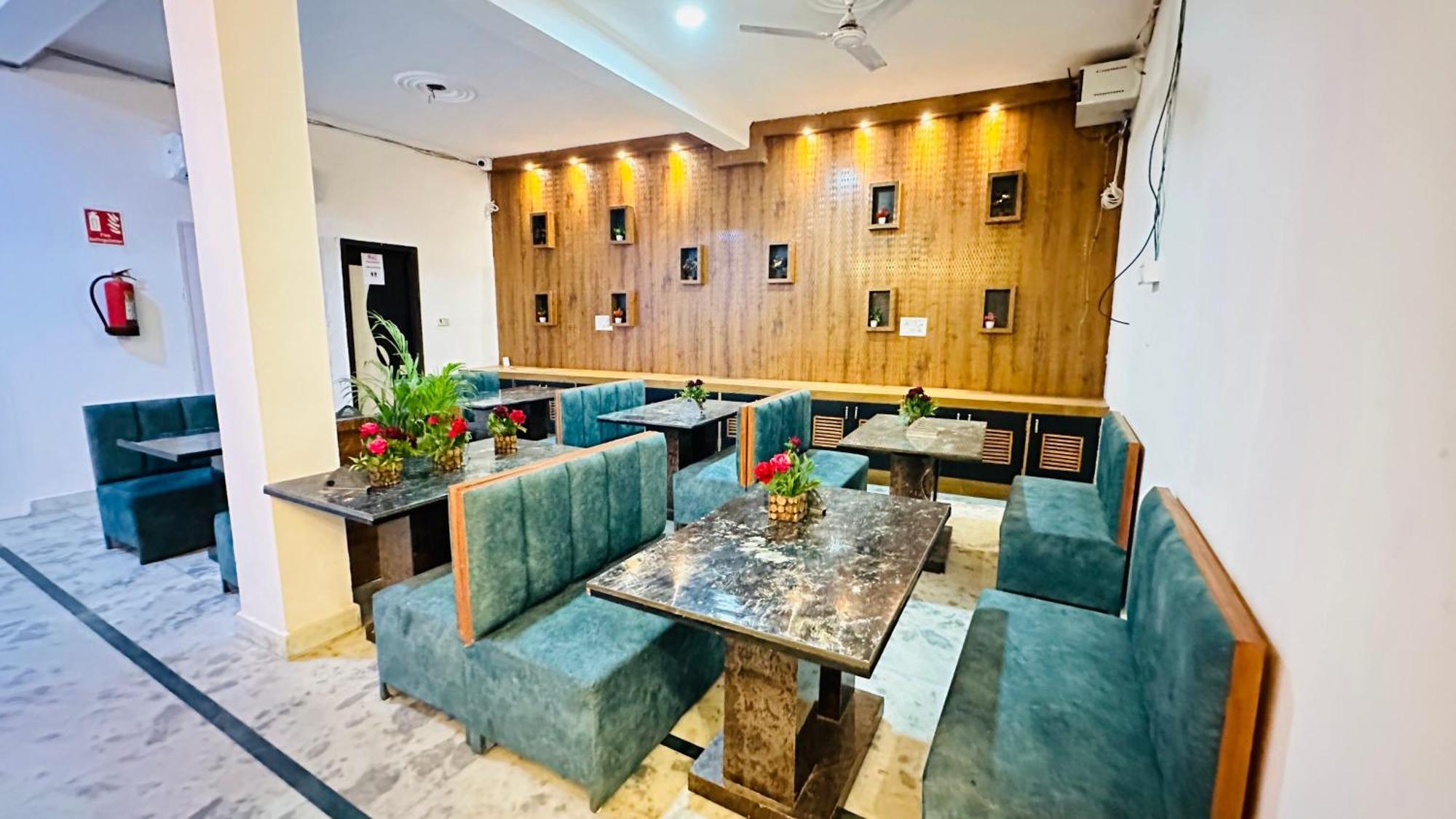 Hotel Vvs Near Delhi Airport Nuova Delhi Esterno foto